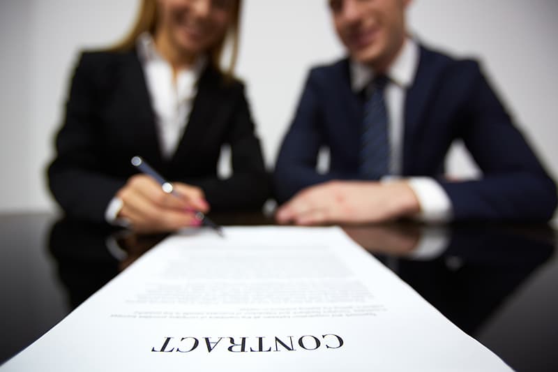 Couple signing a divorce paper