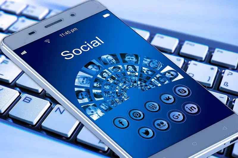 smartphoen showing social media apps