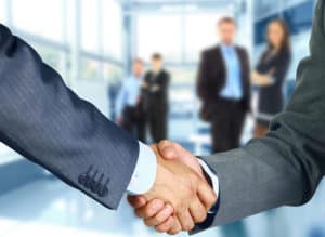 B2B customer loyalty program - two people shaking hands