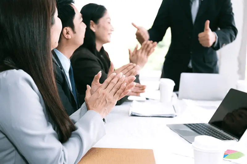 Group clapping at presentation - Approaches to Supercharge B2B Earnings