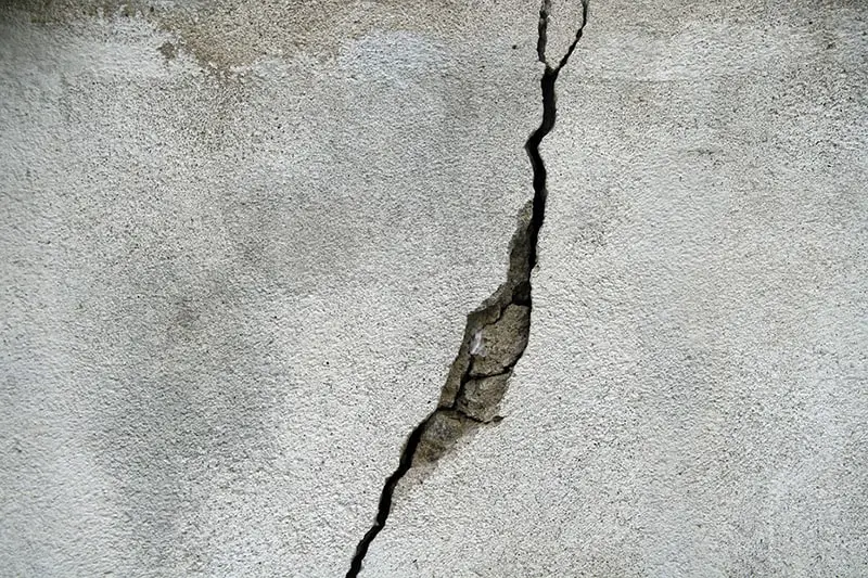 cracked wall caused by foundation problems