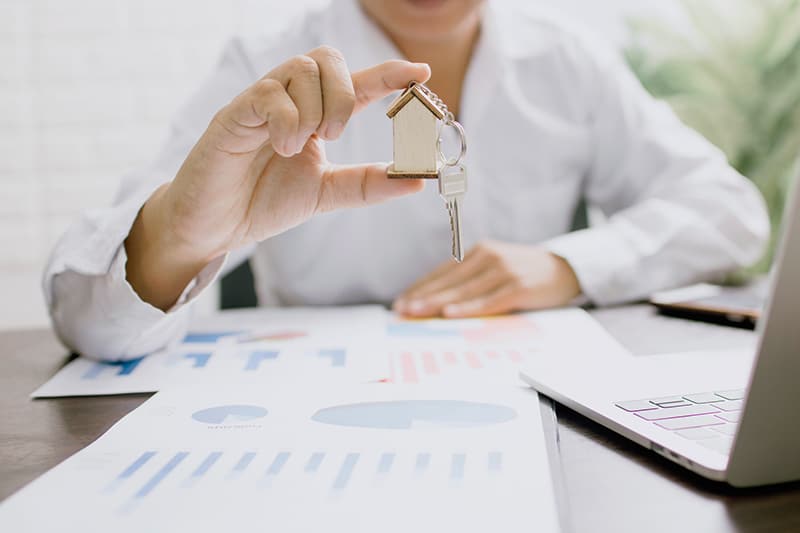 Woman wearing white long sleeves holding a keychain