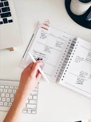 A hand of a woman scheduling tasks