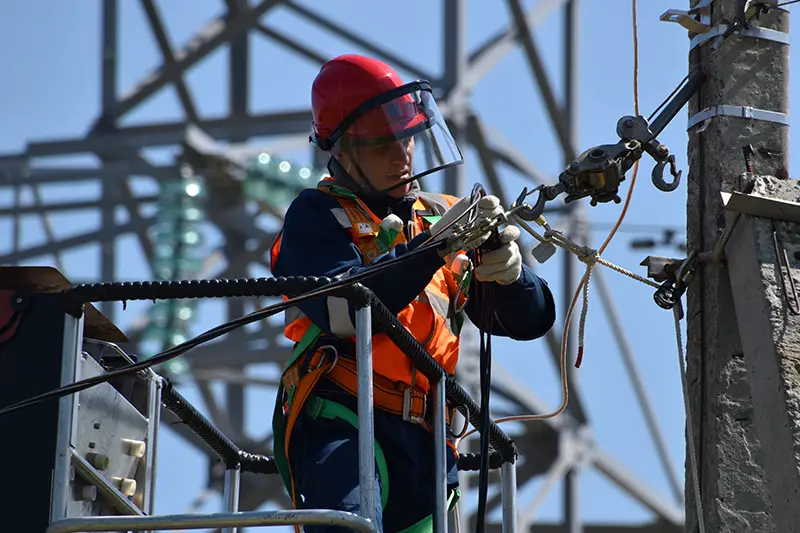 Man fixing steel cable