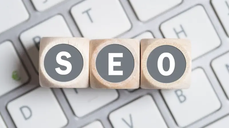 cubes with the acronym SEO for search engine optimization