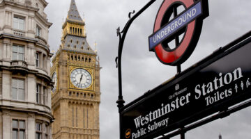 Big Ben structure near white concrete structure