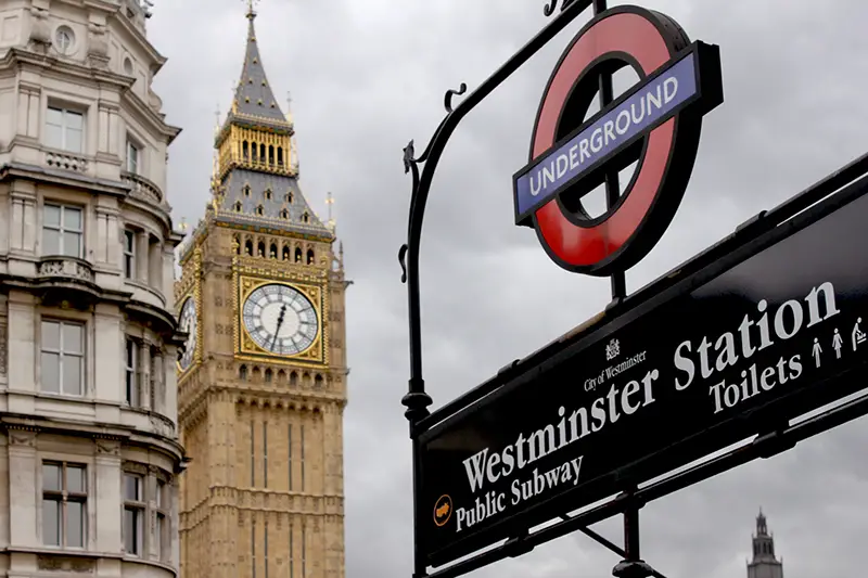 Big Ben structure near white concrete structure