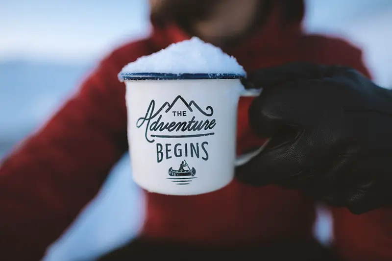 Person holding the adventure mug with full of ice