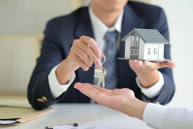 The house selling broker holds the keys and the model house is given to the customers