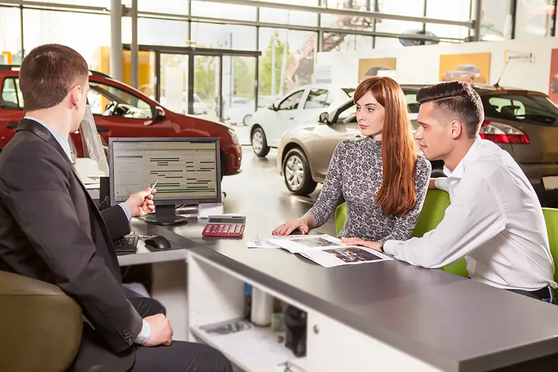 young couple chooses the car