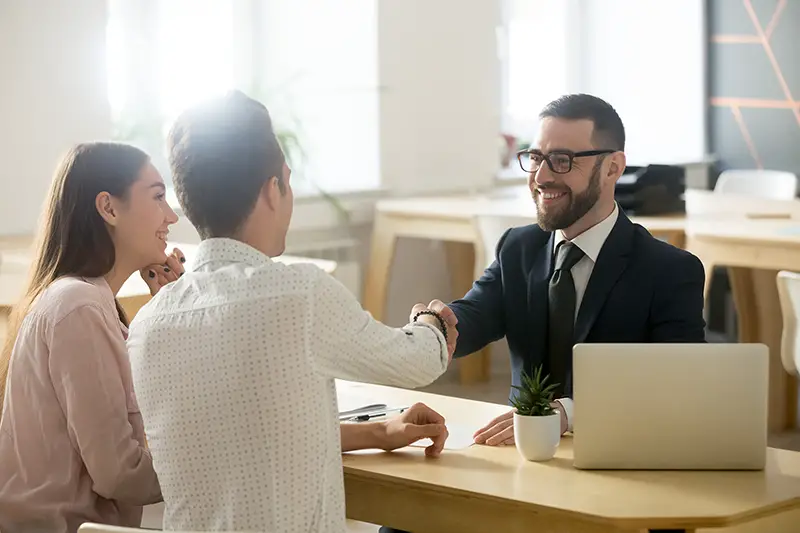 Insurance advisor talking to a couple client