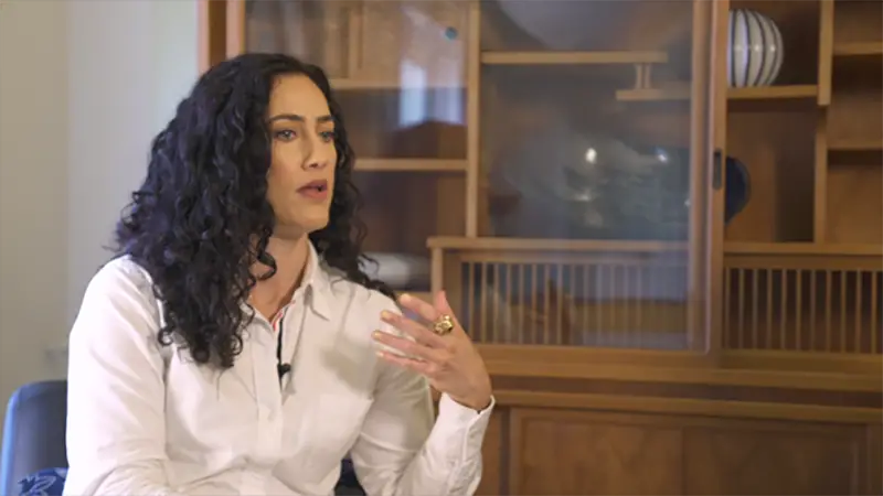 Businesswoman wearing white longsleeves