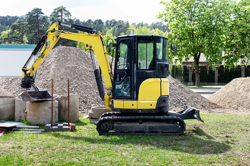 Small city excavator with scoop