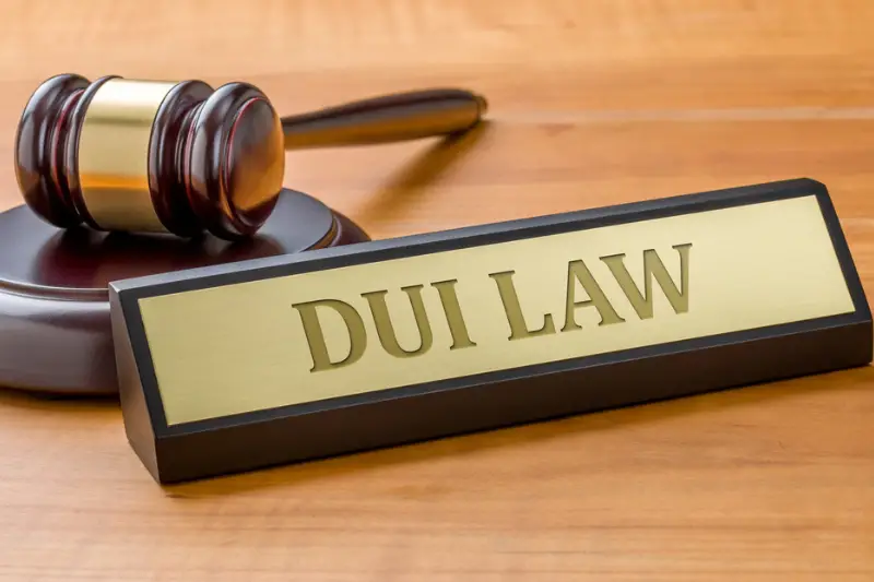 A gavel and a name plate with the engraving DUI