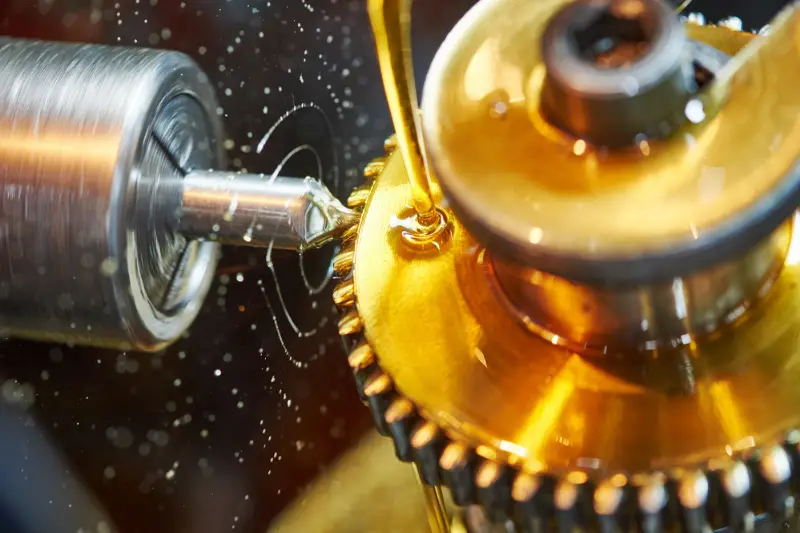 Metalworking gear wheel machining with oil lubrication